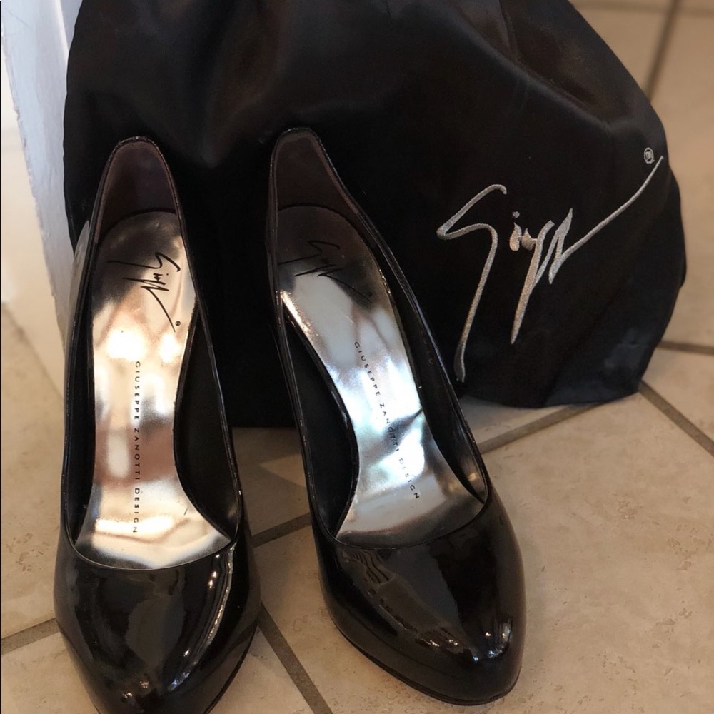 Giuseppe Zanotti black patent leather pumps w/ tag